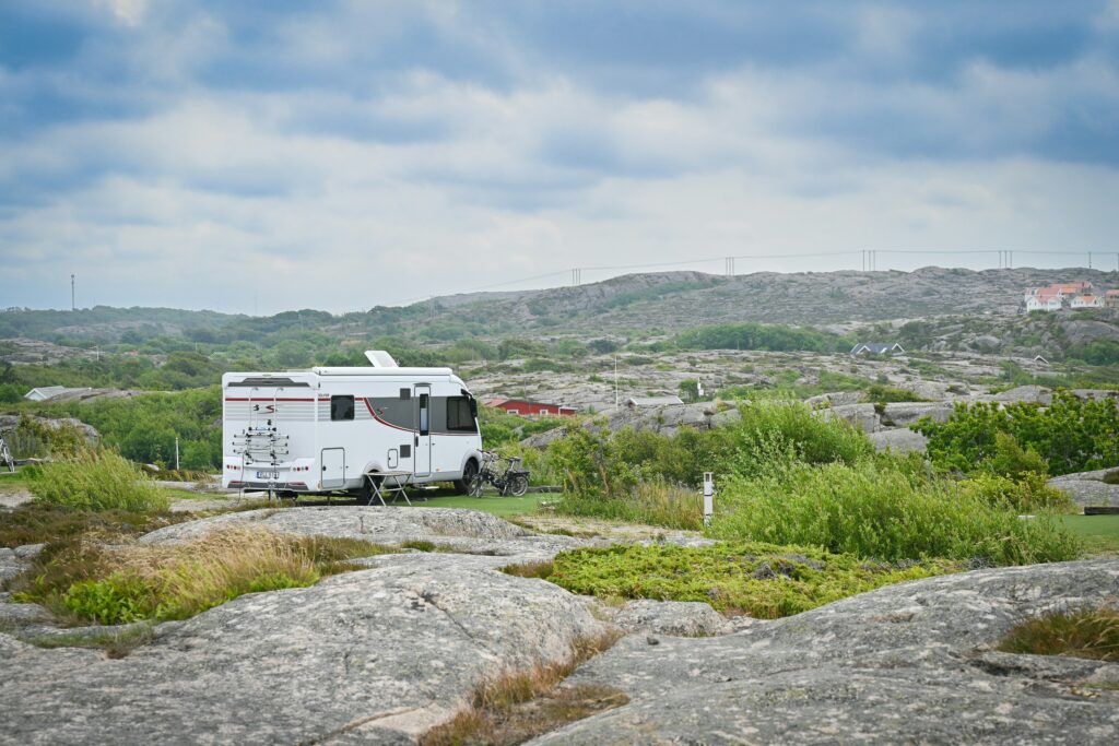 Importerad husbil parkerad vid svensk skärgård, perfekt val för dig som vill importera husbil och upptäcka naturen.
